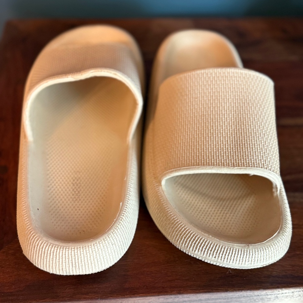 Cloud Slides Sandals size 40-41